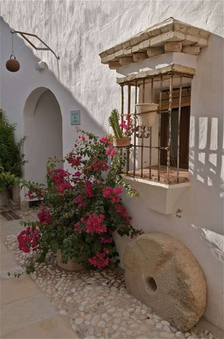 48. Grades para janela com vaso de flores e plantas decorando o ambiente – Foto: Pinterest