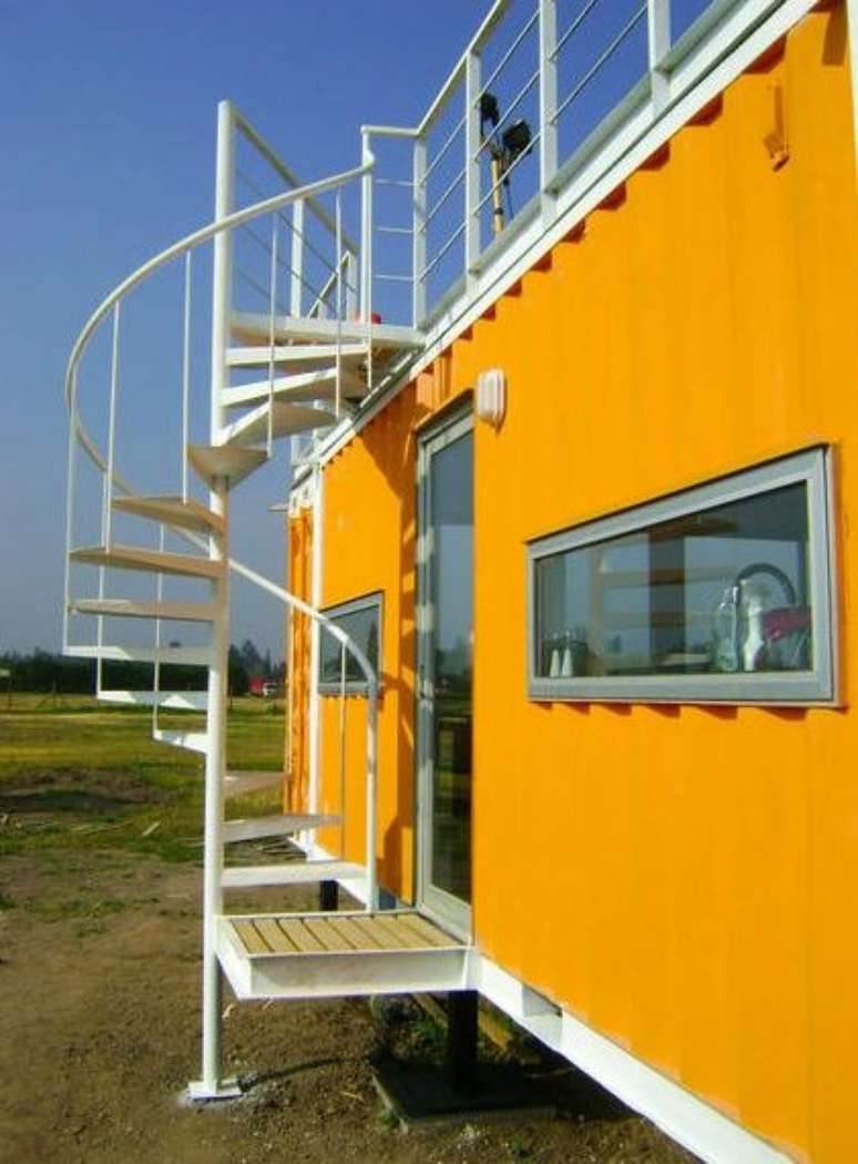 70. Casa container com escada externa – Foto: Imoveis