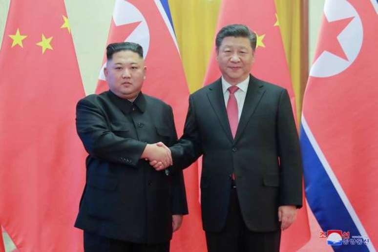 Kim Jong-un cumprimenta Xi Jinping durante visita à China