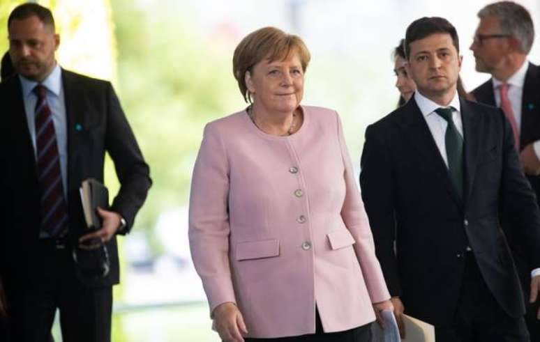 Angela Merkel passa mal durante cerimônia em Berlim