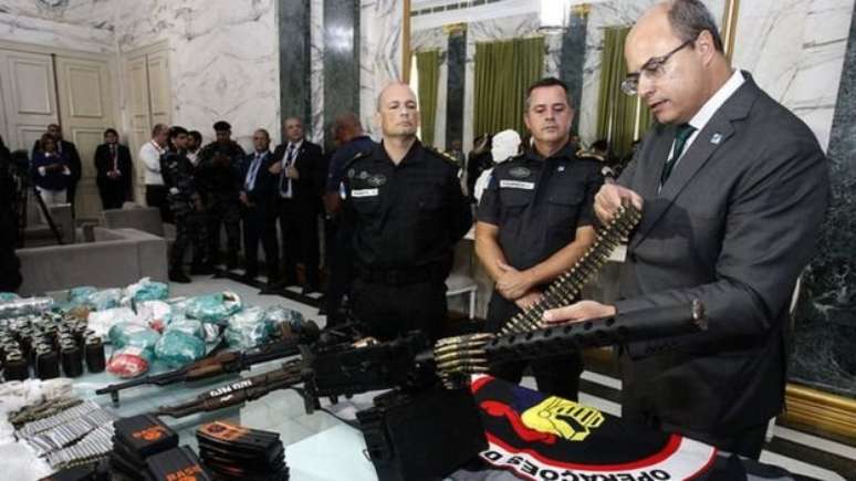 O governador do Rio, Wilson Witzel, com munição apreendida pela polícia