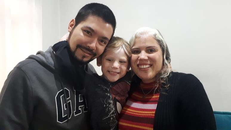 Cássio, Anthony e Daiana: "Quero que ele aprenda que, independente de qualquer coisa, sempre será tratado com o maior amor e carinho possível e que as pessoas devem amá-lo pelo que ele é, não pela aparência", diz o pai da criança