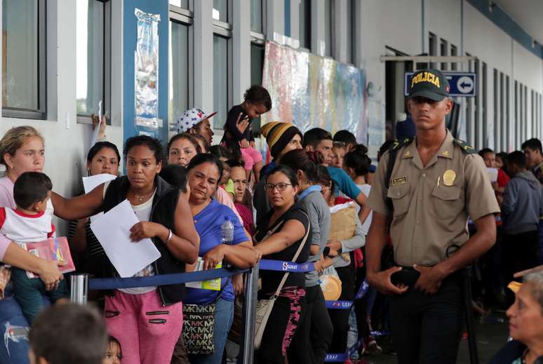 Venezuelanos fazem fila do lado de fora de centro de imigração em Tumbes, no Peru
14/06/2019 REUTERS/Guadalupe Pardo