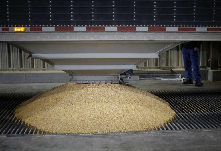 Milho para produ&ccedil;&atilde;o de etanol &eacute; descarregado em usina em Nevada, Iowa (EUA) 06/12/2007 REUTERS/Jason Reed    