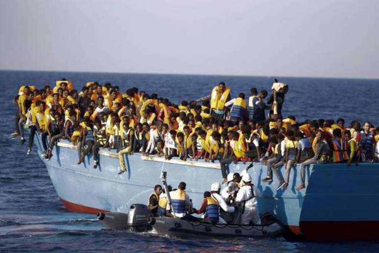 Barco com migrantes à deriva no Mar Mediterrâneo