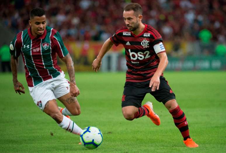 Everton Ribeiro em ação no clássico contra Fluminense (Foto: Alexandre Vidal / Flamengo)
