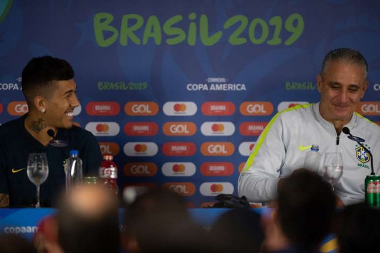 Roberto Firmino e Tite durante entrevista desta segunda (Foto: Pedro Martins / MoWA Press)