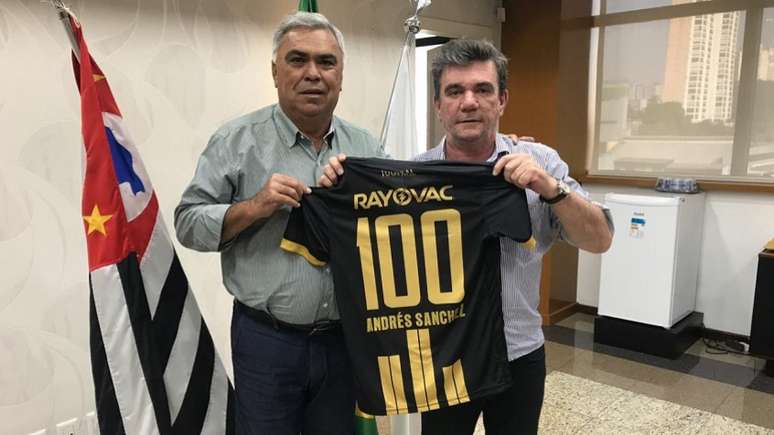 Andrés Sanchez posa com a camisa do Central-PE para anunciar o amistoso em Caruaru (Foto: Divulgação/Central)