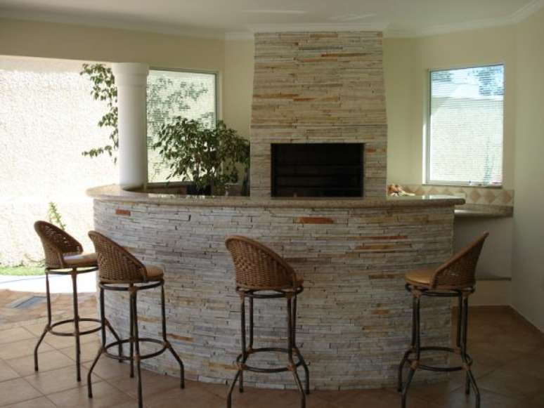 10. &Aacute;rea da Churrasqueira com pedra canjiquinha amarela &ndash; Por: