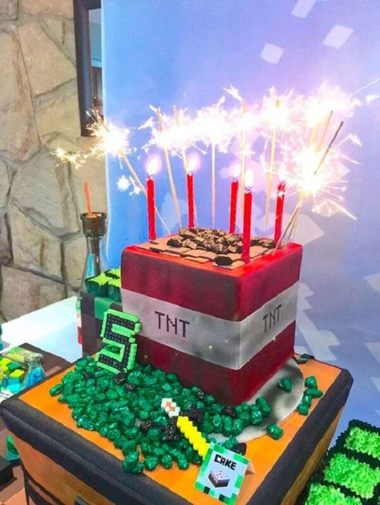 28. Bolo bomba com tema festa minecraft. Fonte: Dicas da Japa