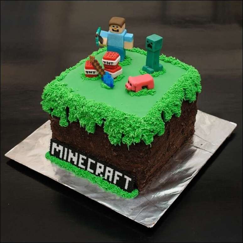 62. Bolo de chocolate com decora&ccedil;&atilde;o de&nbsp;anivers&aacute;rio minecraft. Fonte: Bolo Decorado