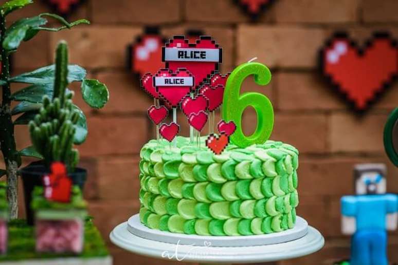 63. Bolo em tons de verde decorado para&nbsp;anivers&aacute;rio minecraft. Fonte: Adriana Tomzhinski Fot&oacute;grafa