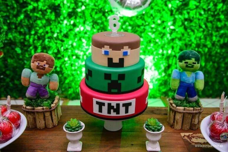 45. Bolo fake decorado com festa minecraft feito em tr&ecirc;s andares. Fonte: fotoart.fot.br