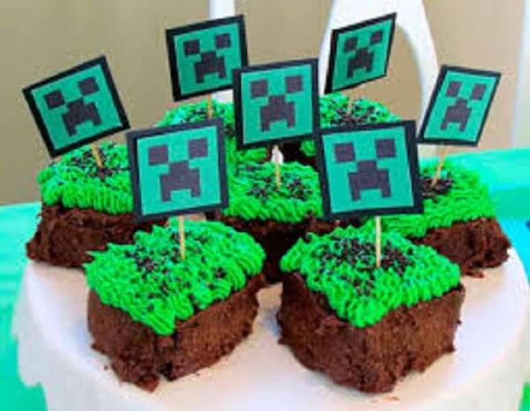 47. Brownie decorado com tema de festa minecraft. Fonte: Dicas da Japa