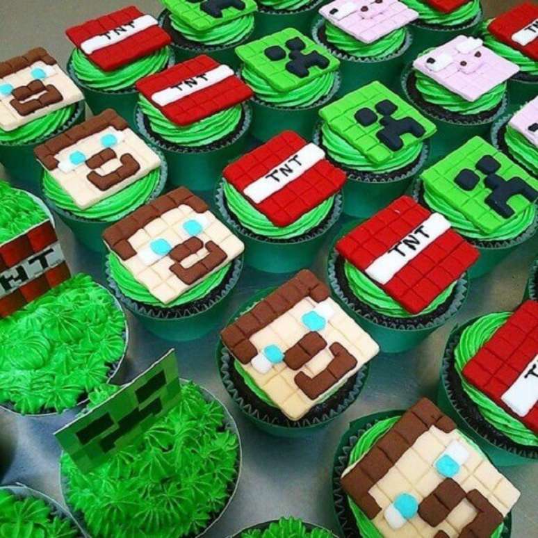 31. Cupcakes decorados com enfeites de festa minecraft. Fonte: Inspire Sua Festa