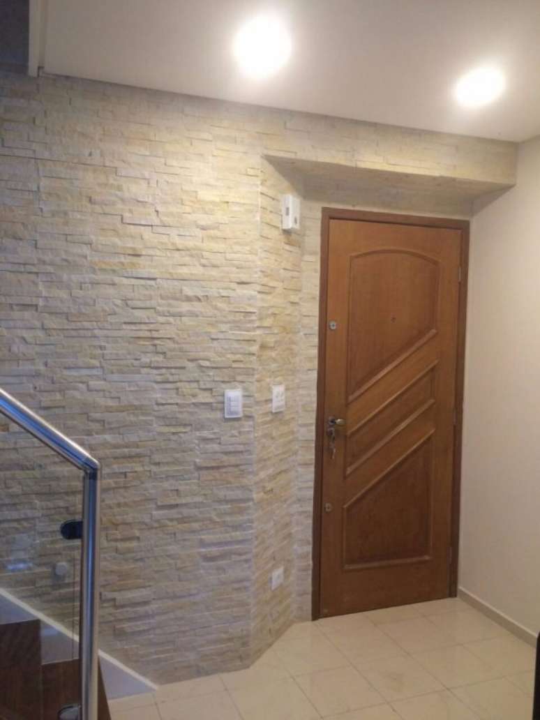 18. Parede com pedra canjiquinha bege &ndash; Por: Pinterest