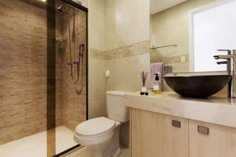 19. Banheiro com detalhes em pedra canjiquinha &ndash; Por: Juliana Conforto