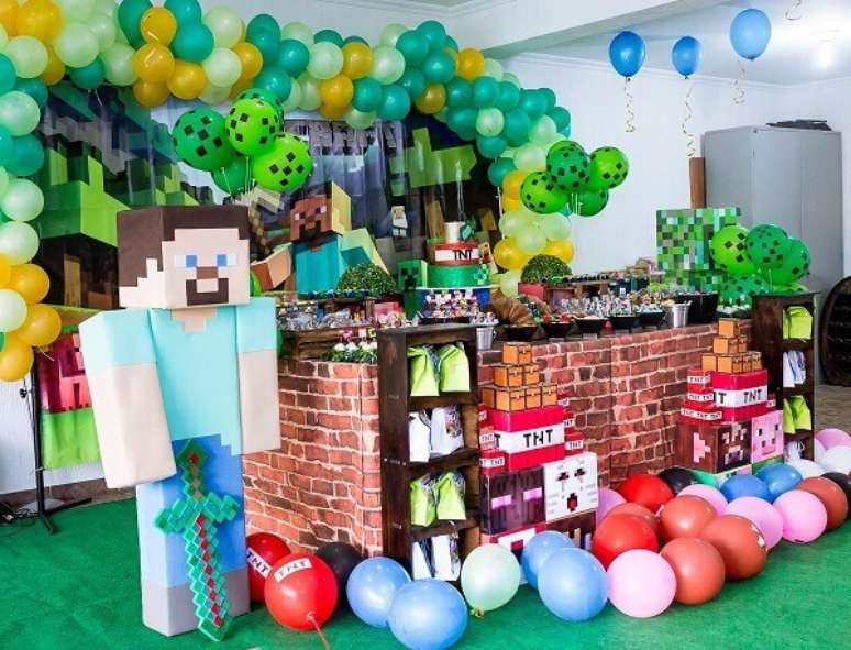 48. Decora&ccedil;&atilde;o de festa minecraft com bexigas. Fonte: Mercado Livre