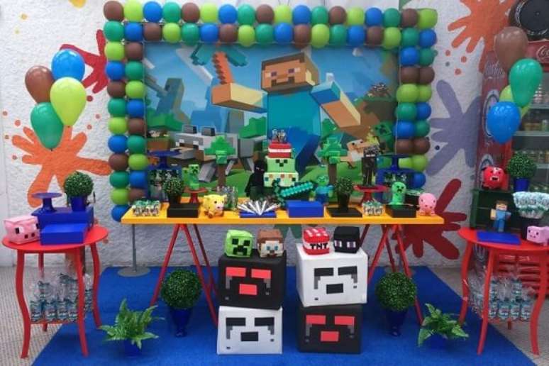 49. Decora&ccedil;&atilde;o de festa minecraft com elementos em azul e vermelho. Fonte: ConstruindoDecor