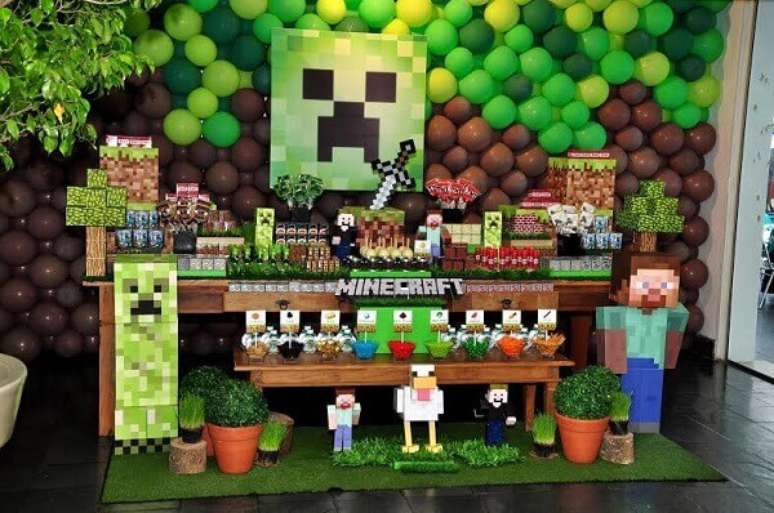 50. Decora&ccedil;&atilde;o de festa minecraft com painel de bexigas. Fonte: Mimo Kids