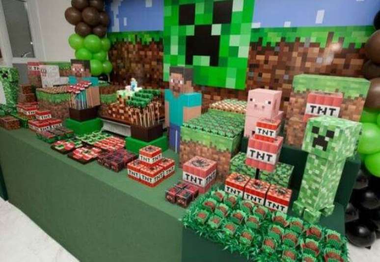 16. Decora&ccedil;&atilde;o de mesa de bolo com tema minecraft festa. Fonte: Pinterest