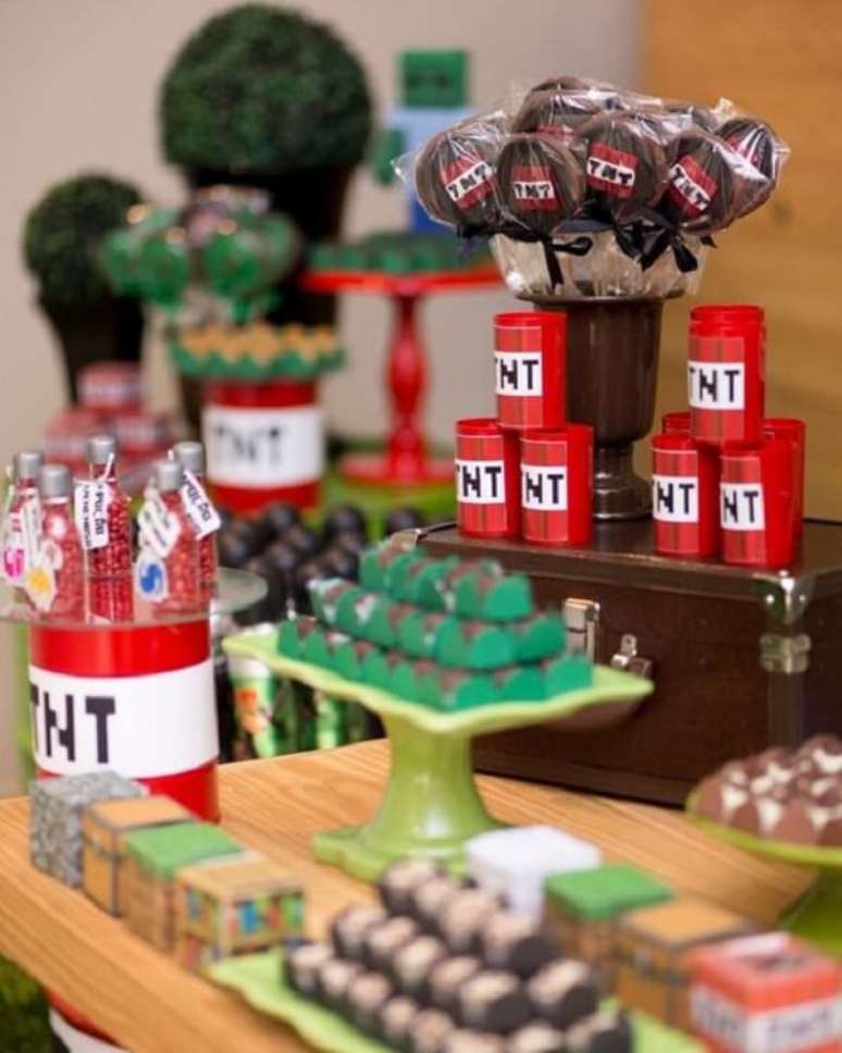 33. Decora&ccedil;&atilde;o e doces com o tema festa minecraft. Fonte: Pinterest