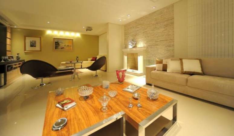 24. A sala de estar fica linda com a pedra canjiquinha &ndash; Por: Adriana Beria