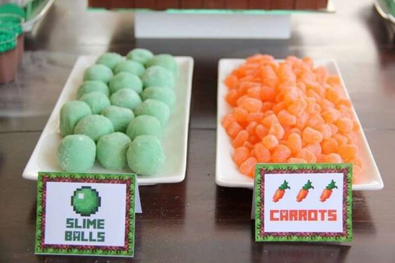 67. Doces de bancada com decora&ccedil;&atilde;o de&nbsp;anivers&aacute;rio minecraft. Fonte: Pinterest