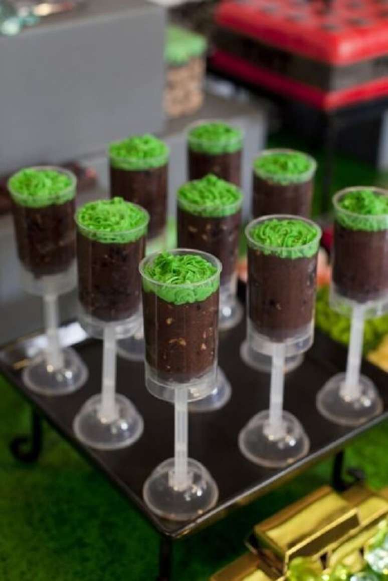 20. Doces servidos em ta&ccedil;as de pl&aacute;stico com decora&ccedil;&atilde;o de festa minecraft. Fonte: Macetes de M&atilde;e