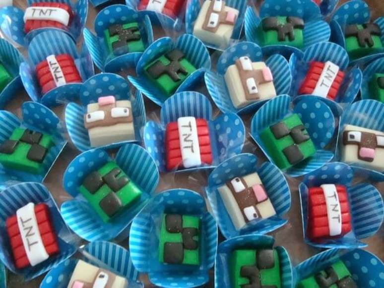 56. Docinhos decorados com elementos da festa minecraft. Fonte: Patr&iacute;cia Docinhos Finos