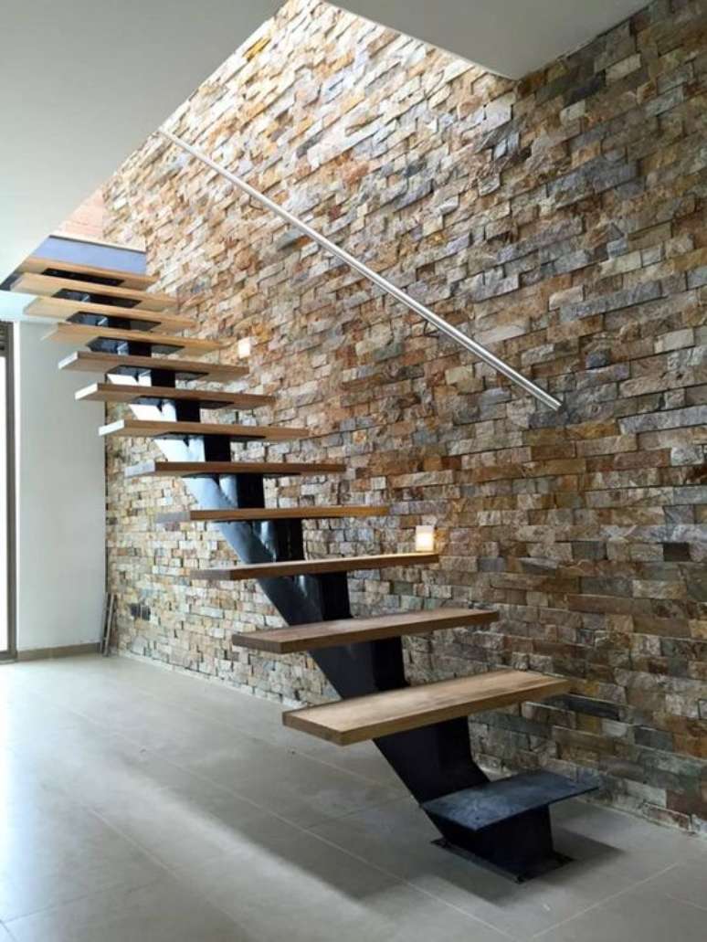26. A escada com pedra canjiquinha fica ainda mais moderna, não acha? – Foto: Pinterest