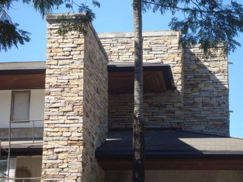 28. Use a fachada com pedra canjiquinha para ter uma casa incr&iacute;vel &ndash; Foto: Construindo decor