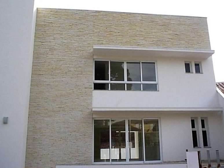 30. A pedra canjiquinha na fachada de casa &eacute; ainda mais incr&iacute;vel &ndash; Foto: Pinterest