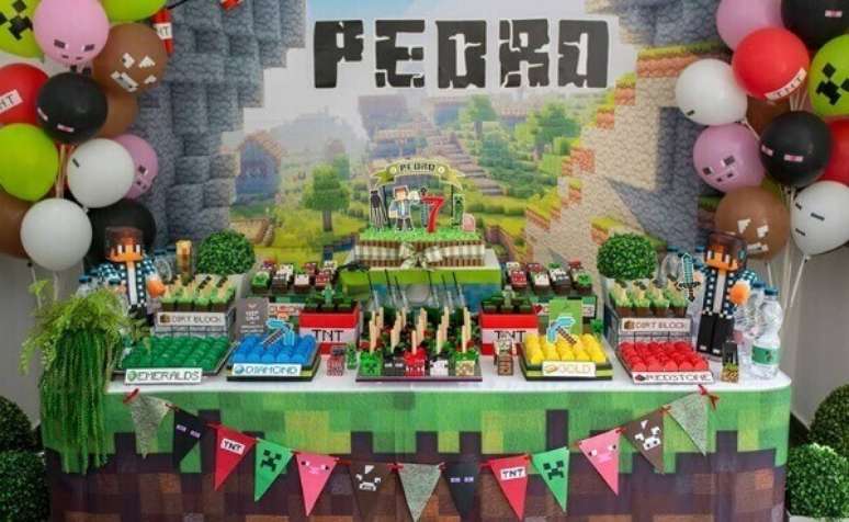 2. Festa Minecraft com bexigas e bandeirinhas decoradas. Fonte: &Eacute; Pic