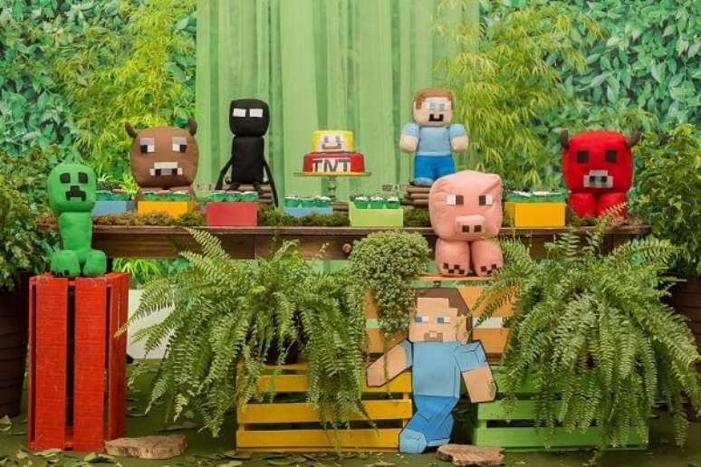 57. Festa minecraft com personagens em pel&uacute;cia. Fonte: Pinterest