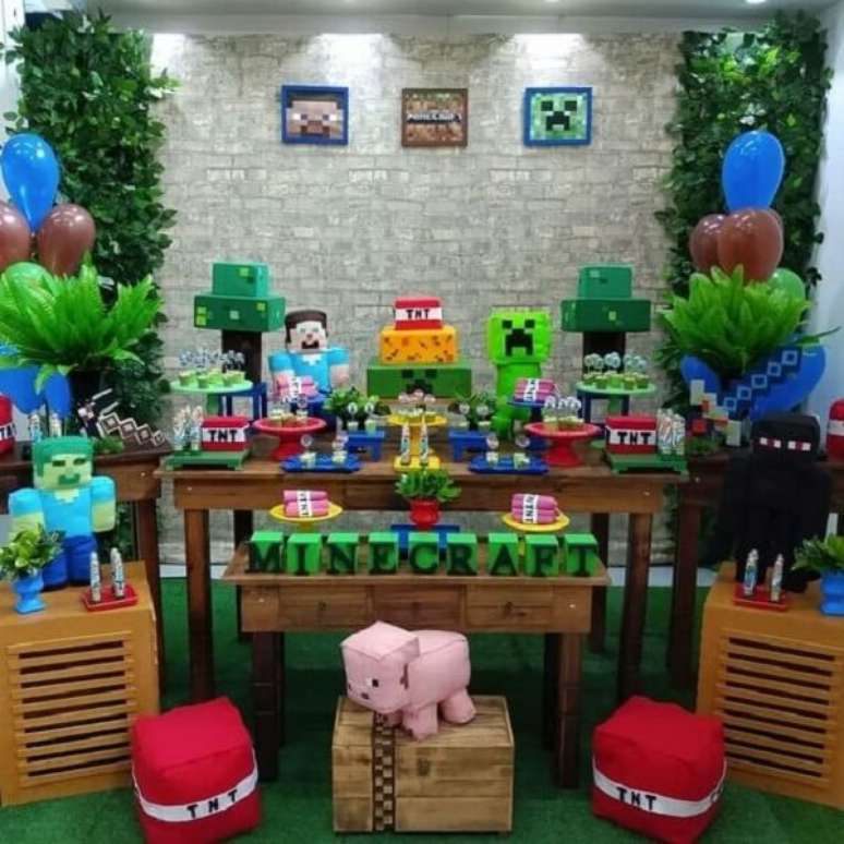 37. Decora&ccedil;&atilde;o de mesa de bolo com tema festa minecraft. Fonte: Pinterest