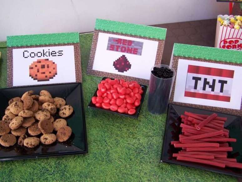 68. Guloseimas que encantam a decora&ccedil;&atilde;o de anivers&aacute;rio minecraft. Fonte: Pinterest
