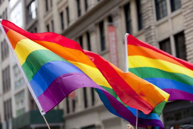 Bandeiras do Orgulho Gay em parada em Nova York