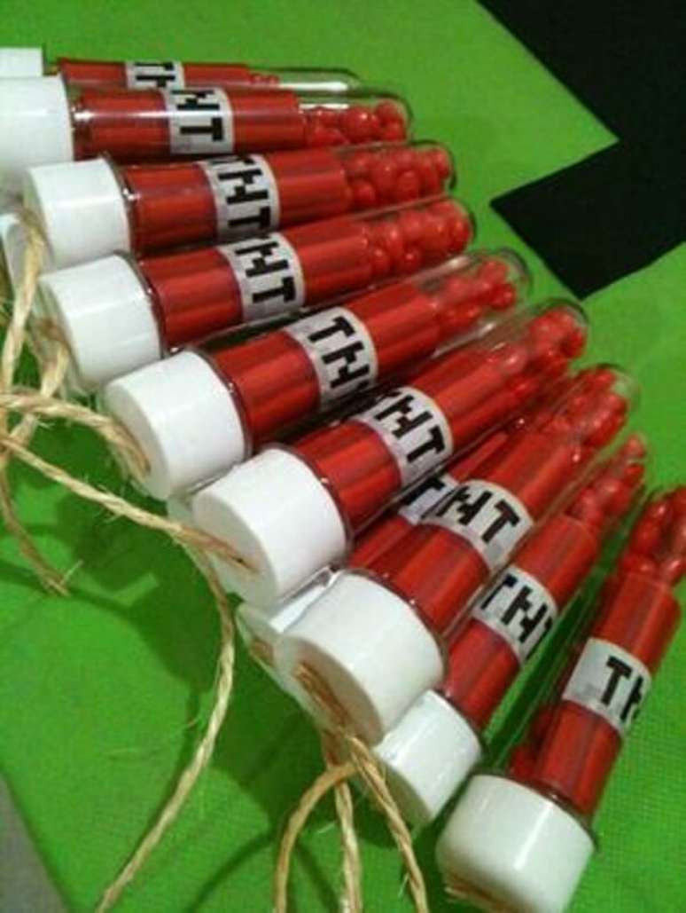 22. Lembrancinha com doces complementam a decora&ccedil;&atilde;o da festa minecraft. Fonte: Pinterest