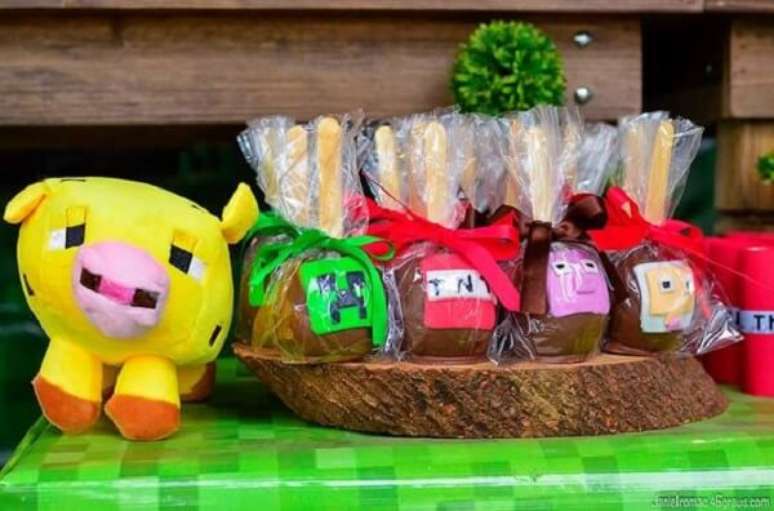 39. Lembrancinhas da festa minecraft feitas de ma&ccedil;a com chocolate. Fonte: Inspire sua Festa
