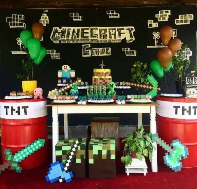 40. Mesa decorada com o tema festa minecraft. Fonte: Pinterest