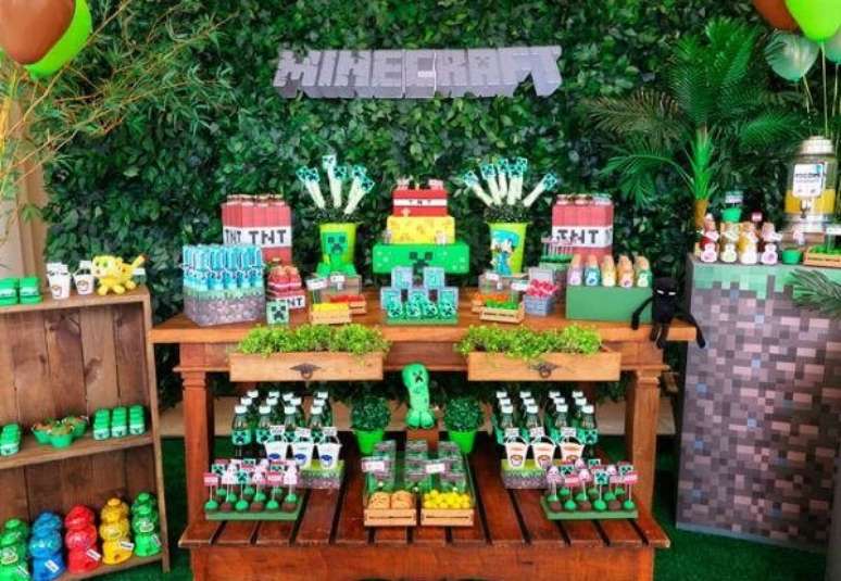 23. Mesa do bolo decorada com tema festa minecraft. Fonte: Mil Dicas de M&atilde;e