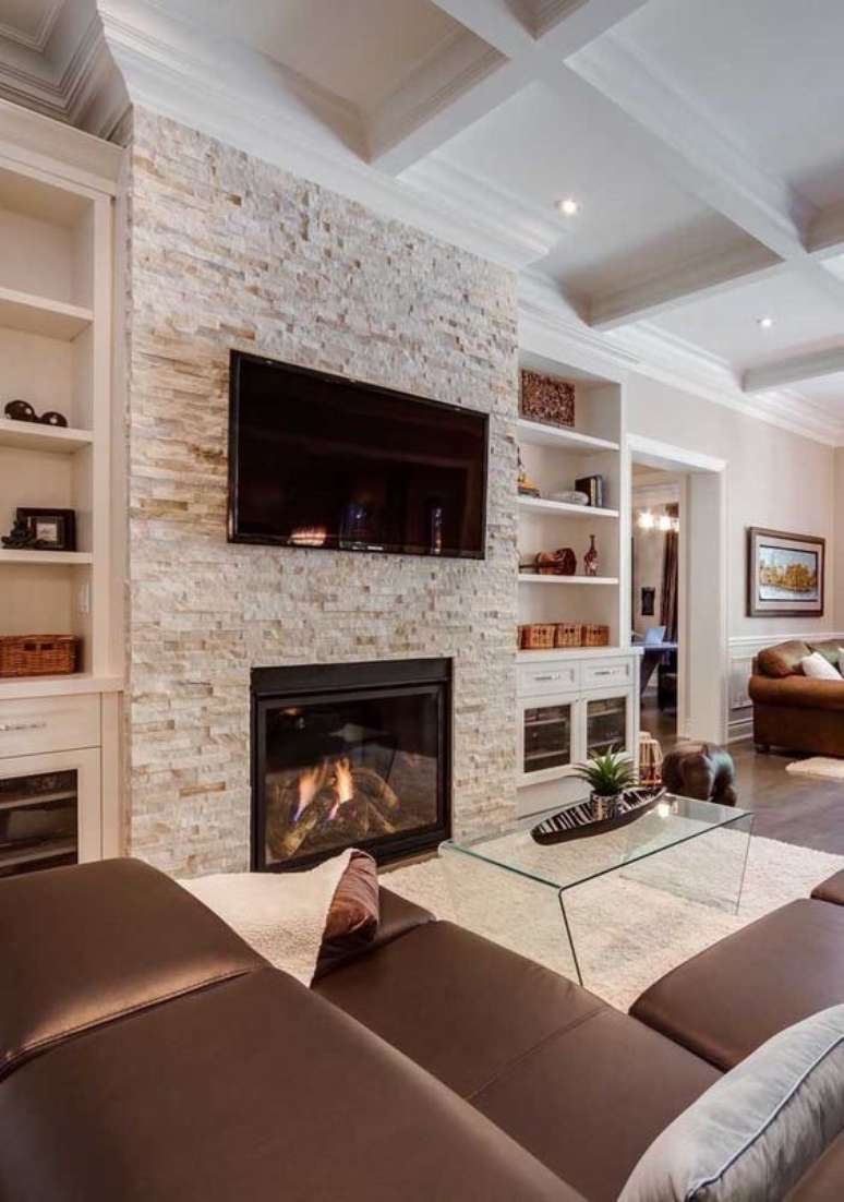 40. Use o painel de TV com pedra canjiquinha para destacar o ambiente &ndash; Por: Pinterest