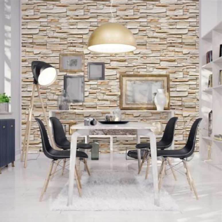 42. O papel de parede com pedra canjiquinha também pode ser usado na sala de jantar com quadros decorativos. – Por: Pinterest