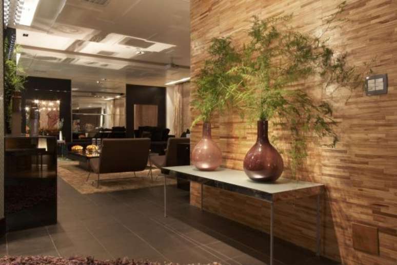 43. O papel de parede com pedra canjiquinha fica incr&iacute;vel na decora&ccedil;&atilde;o do hall &ndash; Por: Leoshetman