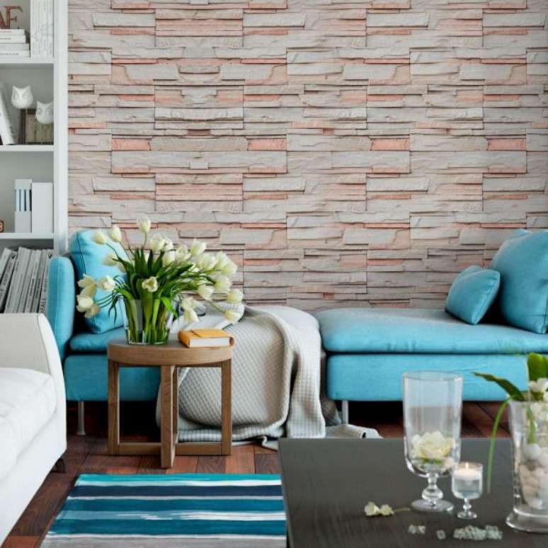 47. O sofá colorido é perfeito para alegrar o ambiente com o papel de parede pedra canjiquinha – Por: Pinterest