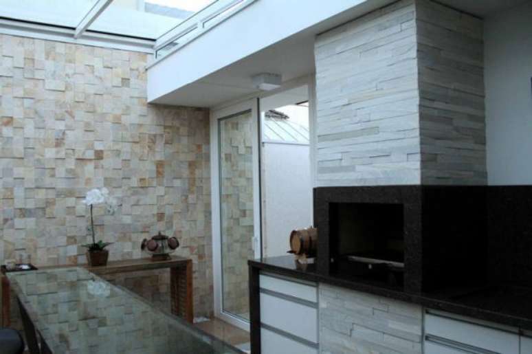 12. Um dos melhores lugares para usar a pedra canjiquinha &eacute; a &aacute;rea da churrasqueira. Fica lindo! &ndash; Por: