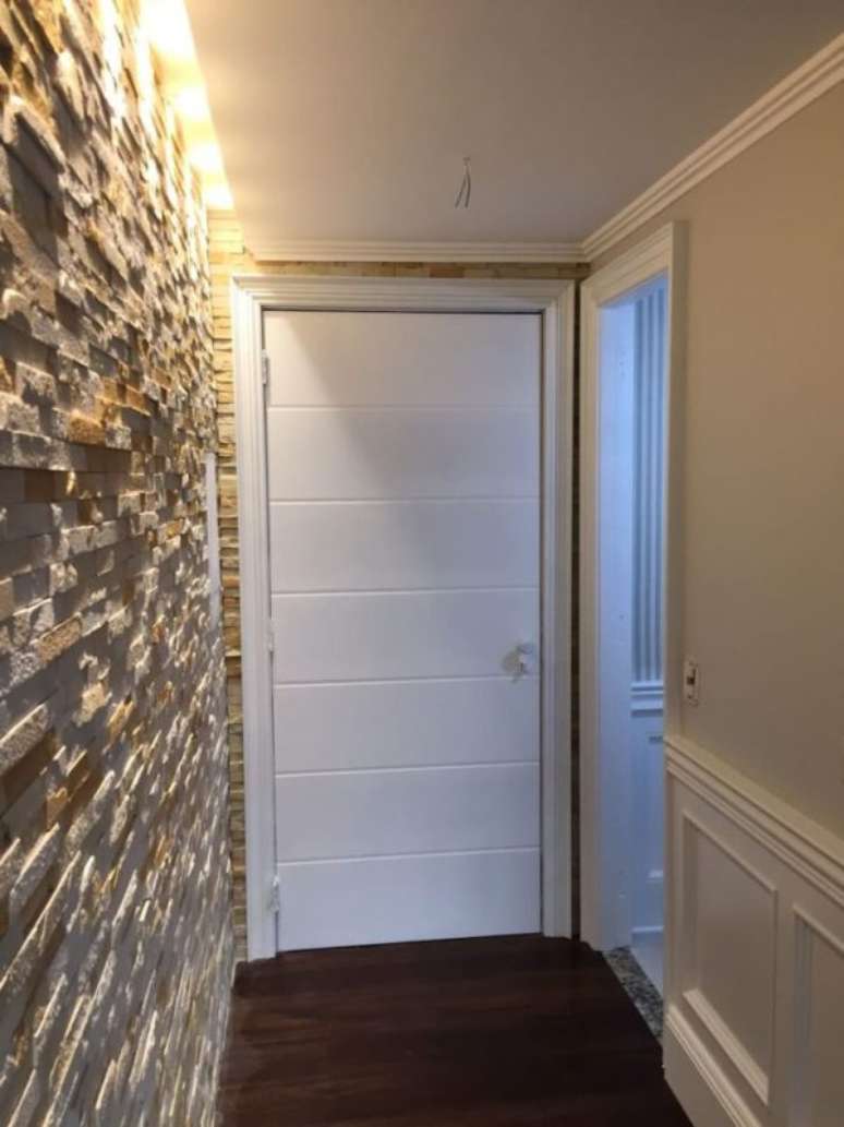 50. A pedra canjiquinha pode ser usada para destacar a porta da casa &ndash; Por: Rebello Pedras