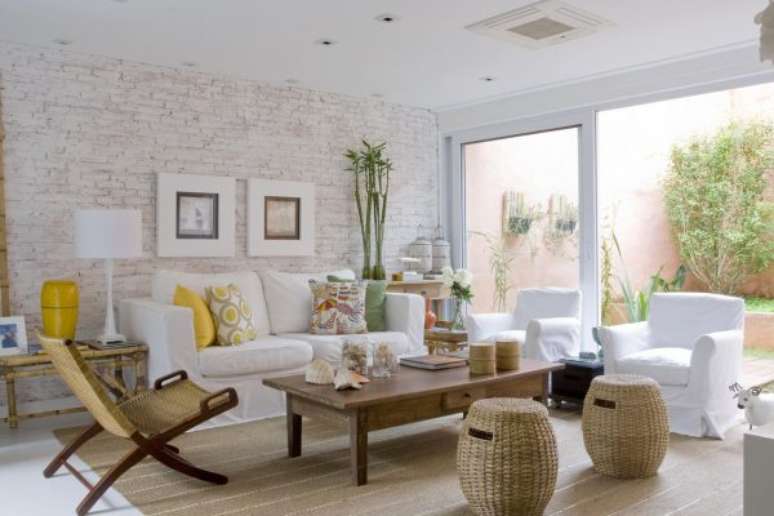52. Sala de estar com a parede de pedra canjiquinha branca para um ambiente neutro &ndash; Por: Mar&iacute;lia Veiga