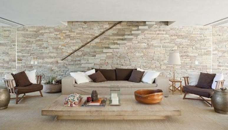 1. Sala de estar com parede de pedra canjiquinha – Por: Marcio Kogan